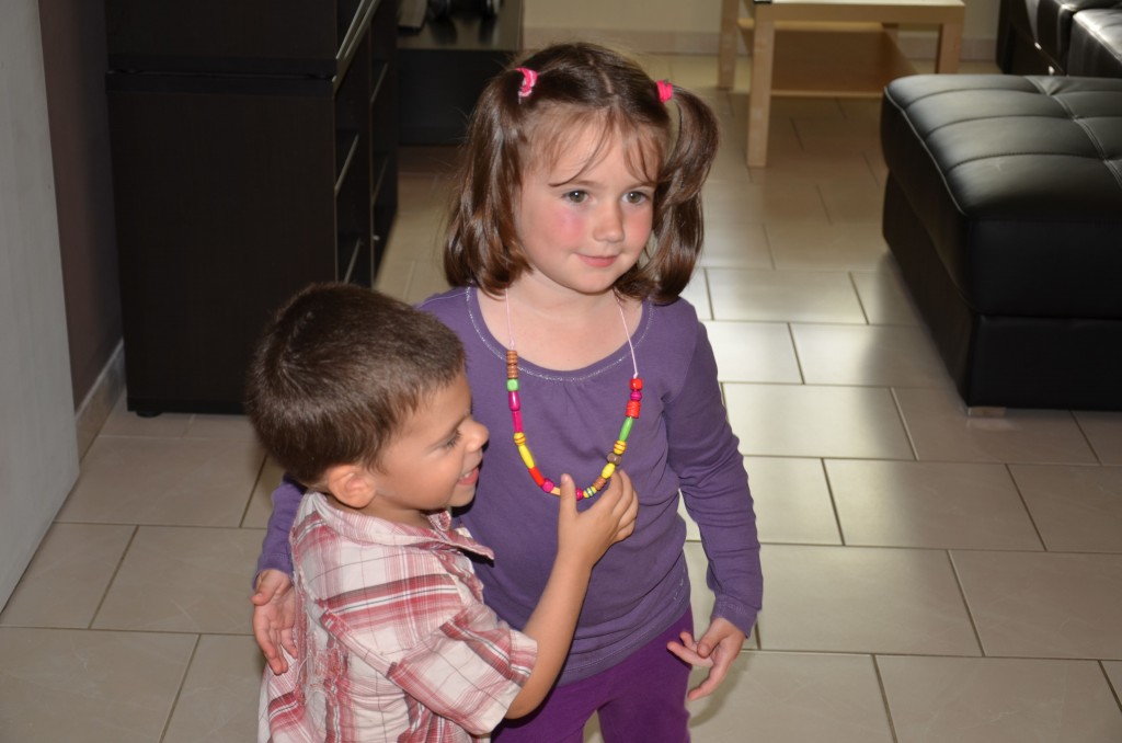 Baptiste fait un câlin à Lily