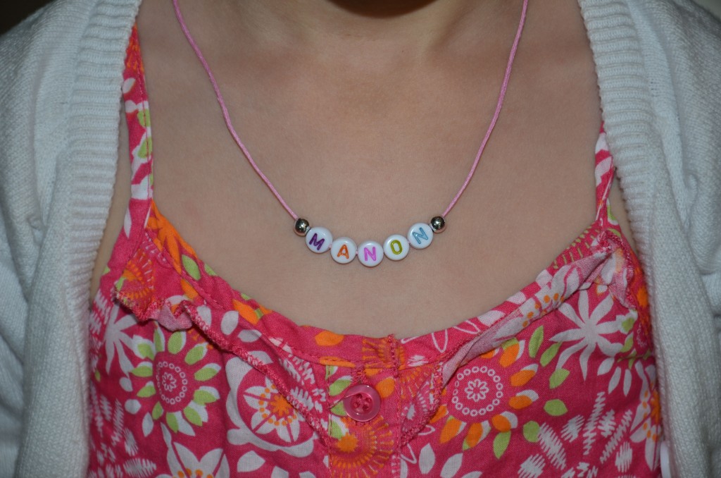 Voici le beau collier que Manon a fait